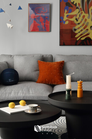 用蓝色、砖红色、橙色和黄色的比例，调和空间情绪，空间兼具多元和趣味。