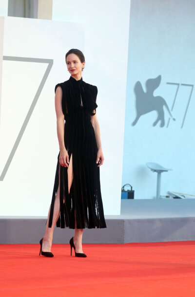 Katherine Waterston
In Prada F/W 2020 RTW
"The World To Come"screening at the 77th Venice Film Festival on September 06, 2020 in Venice, Italy
[weibo@-slyvieCX-]