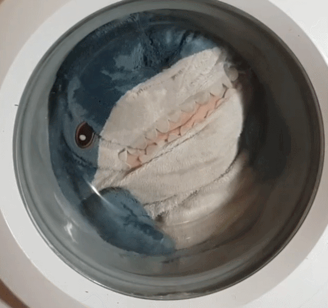 毛绒绒的玩偶 治愈超可爱 宜家小鲨鱼gif动图 被扔进洗衣机 翻滚吧!