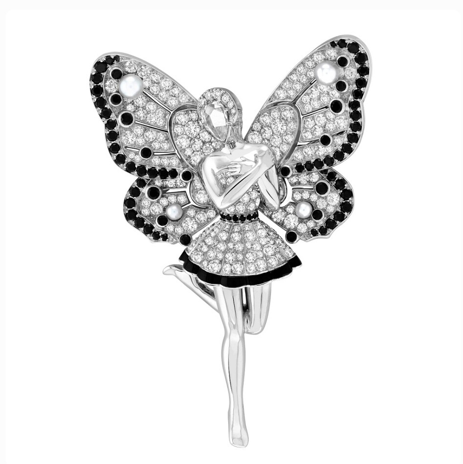 Van Cleef & Arpels 刚刚推出「Feminine Figures」高级珠宝的新一季作品，设计师从自然世界和文学作品中获取灵感，创造出6件拥有独立风格与故事的仙子胸针，每一件都由 Van Cleef & Arpels 芳登广场工坊内的珠宝大师亲自制作。