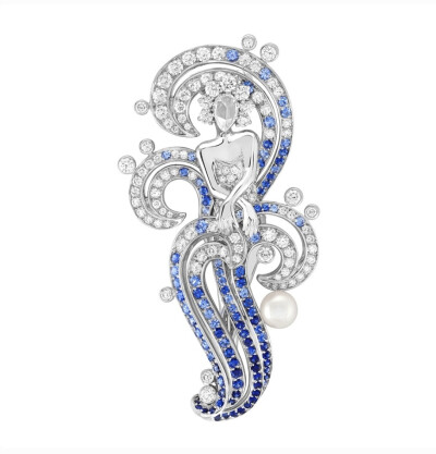 Van Cleef & Arpels 刚刚推出「Feminine Figures」高级珠宝的新一季作品，设计师从自然世界和文学作品中获取灵感，创造出6件拥有独立风格与故事的仙子胸针，每一件都由 Van Cleef & Arpels 芳登广场工坊内的珠宝大师…