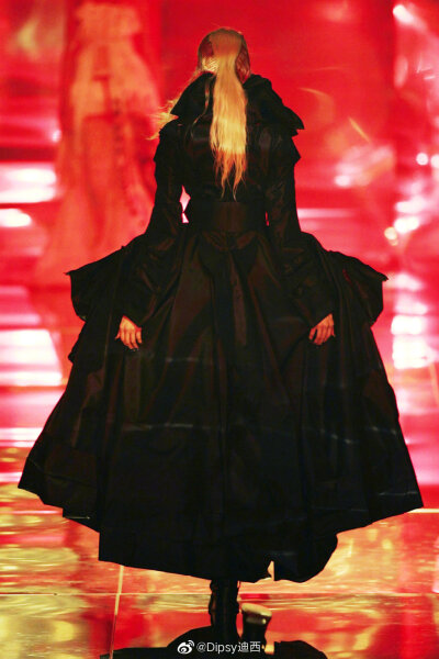 Dior S/S 2006 Haute Couture，血雨腥红
被Galliano搬上高定秀场的1789法国大革命 