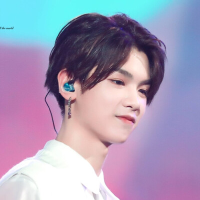 黄明昊
