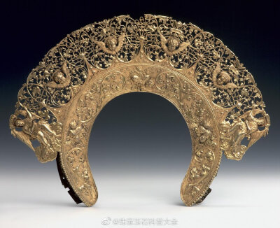 这个就是最典型的 Kokoshnik 头冠，由 Semyon Larionov 制作，现收藏在莫斯科克里姆林宫博物馆 ​​​
