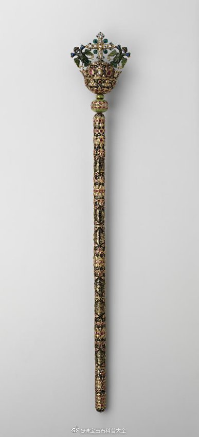 “沙皇阿列克谢·米哈伊洛维奇的权杖 Sceptre of Tsar Alexis Mikhailovich” 用金、银和各种宝石制作，上面同样运用了珐琅，整体高度87.7cm，和前几天的那个王权宝球是一套，做工真的是相当精美了 ​​​