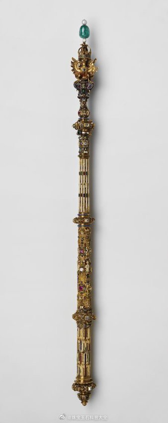 “沙皇米哈伊尔·费奥多罗维奇的权杖 Sceptre of Tsar Mikhail Fyodorovich ” 黄金制作，上面镶嵌了红宝石、钻石、珍珠、祖母绿，总长度 70.5cm