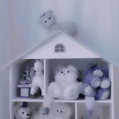 -孩子把玩具当朋友，成人把朋友当玩具
