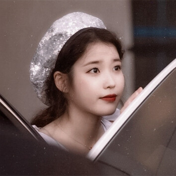 他说:“玫瑰只能送给​心爱的人。”
iu
原:moonlight_iu