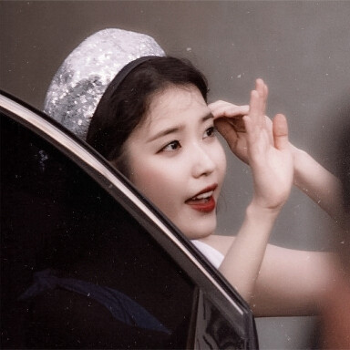 他说:“玫瑰只能送给​心爱的人。”
iu
原:moonlight_iu