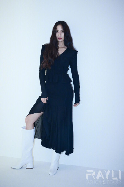 郑秀晶 瑞丽服饰美容九月25周年刊，“不被定义的自己” 漂亮的Krystal，她身上那份冷御气质最迷人。
