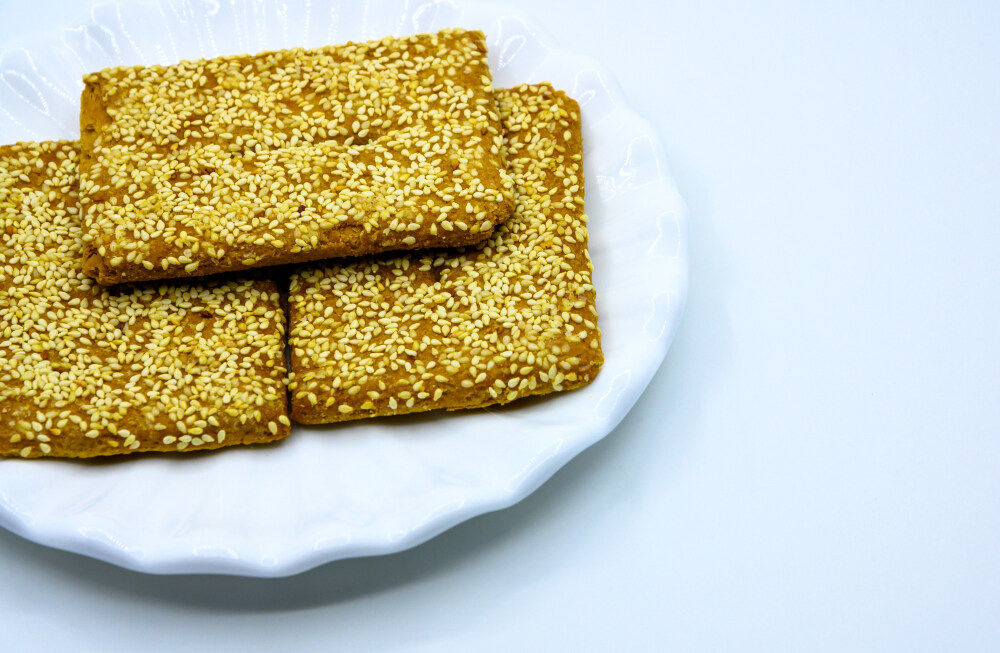 芝麻饼干 芝麻 白芝麻 黑芝麻 饼干 蛋 鸡蛋 卵 煮鸡蛋 小麦 白面 蒸 熟的 甜点 糕点 点心 面点 蜂蜜 甜蜜 分享 烤 烘焙 食物 食品 美食 美味 膳食 饮食 白色瓷盘 容器 瓷盘 圆形瓷盘 长方形 白色背景 吃 中国传统糕点 传统食品 甜的 营养 面食 纸包装 精致 零食 零嘴 小吃
