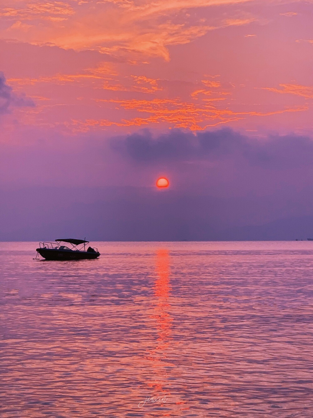 「 夕阳总会落在你肩上 你也会快乐一场 」
摄影师：楊夾心v
#摄影##夕阳##背景图#