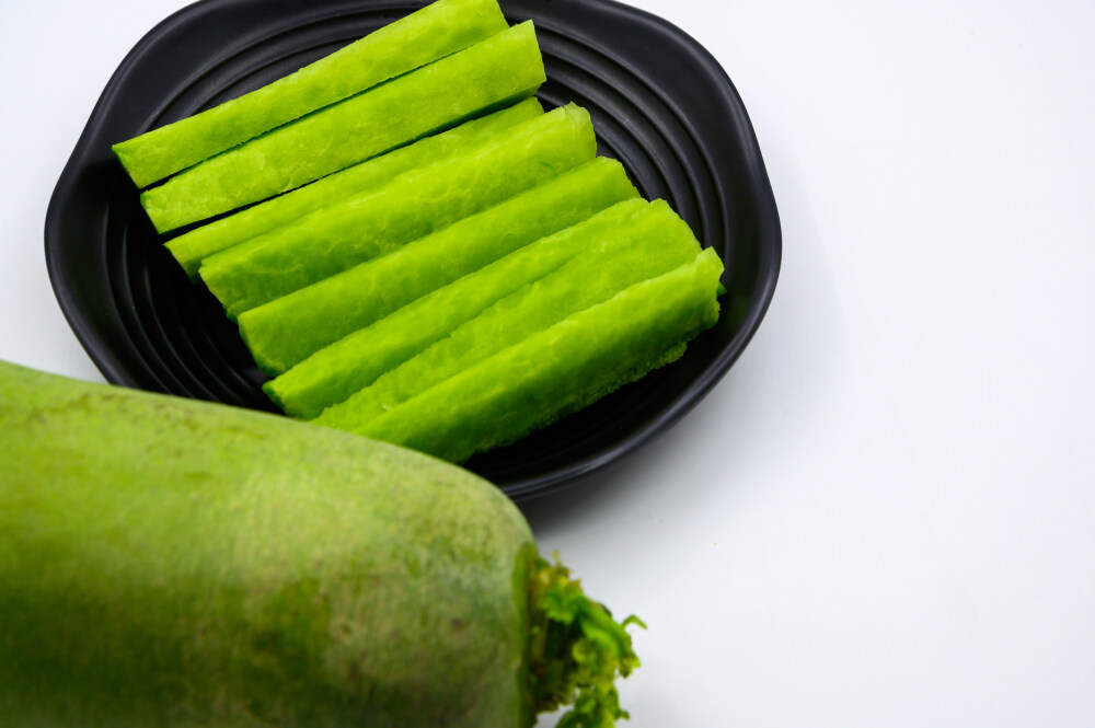 萝卜 青萝卜 植物 农作物 生食 食物 食材 食品 蔬菜 辛辣 清爽 美味 汁液 绿色 青色 低热量 健康食品 有机食品 膳食纤维 营养 绿色食品 食物原料 膳食 减肥 瘦身 开胃 绿皮萝卜 中国萝卜 沙窝萝卜 葛沽萝卜 翘头青萝卜 露头青萝卜 药用价值 水果萝卜 白色背景 切块 黑瓷盘
