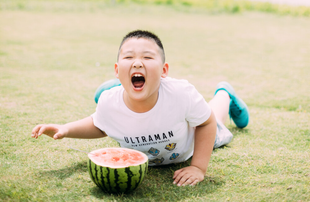 开心一家
摄影：洪小漩
出镜：开心一家
初夏时节，和开心一家去了一趟城北体育公园，给好动的他拍了一些照片，开心真的是个表现力超棒的小朋友。
这个小胖墩还没出生时就和他父母相识，彼时，他们都还是我的同事。开心父母在养娃方面似乎十分顺其自然，相比苛求孩子取得傲人的成绩，他们更希望他善良、平安、喜乐。可以说是心态超级好的父母了。
