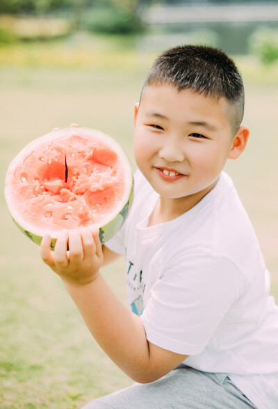 开心一家
摄影：洪小漩
出镜：开心一家
初夏时节，和开心一家去了一趟城北体育公园，给好动的他拍了一些照片，开心真的是个表现力超棒的小朋友。
这个小胖墩还没出生时就和他父母相识，彼时，他们都还是我的同事…