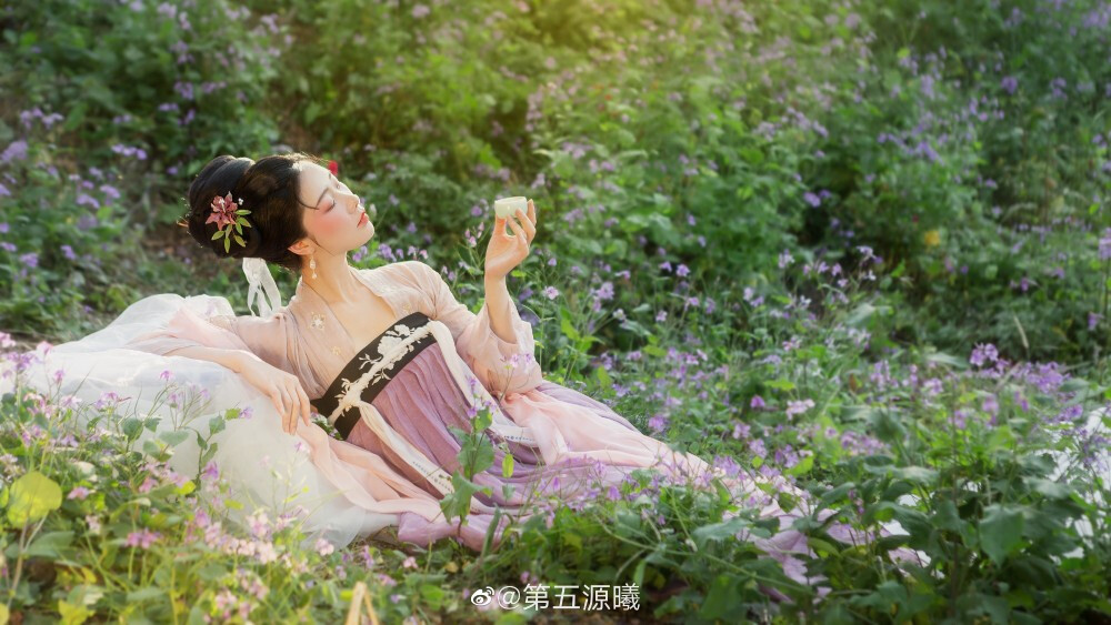 #成都约拍# #成都汉服约拍#
/ 醉花阴 /
出境：@木景抒
妆造摄影后期：@第五源曦
#穿汉服的女生可以有多仙#