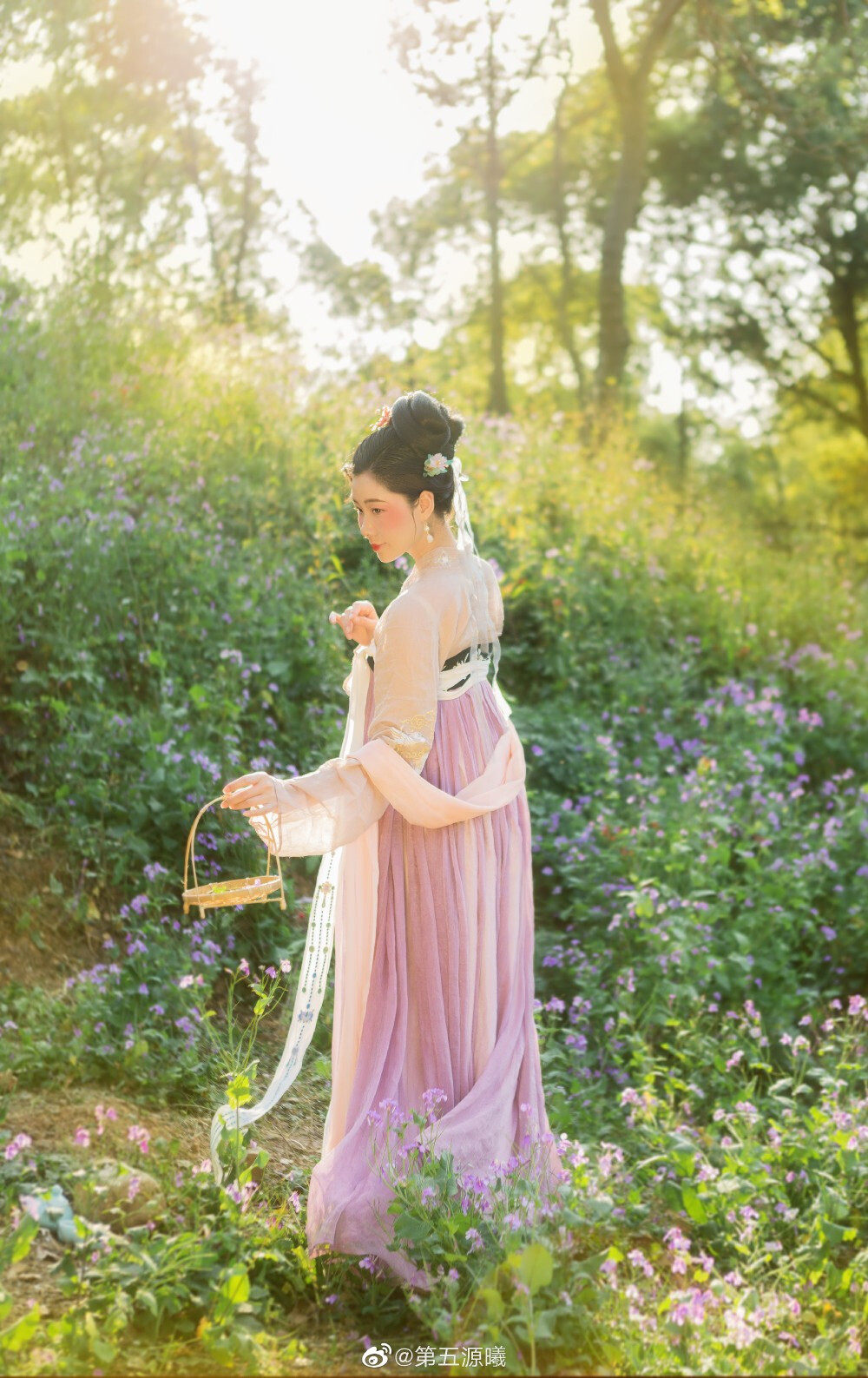 #成都约拍# #成都汉服约拍#
/ 醉花阴 /
出境：@木景抒
妆造摄影后期：@第五源曦
#穿汉服的女生可以有多仙#