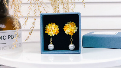 ¨̮ ᴴᴬᵛᴱ ᴬ ᴳᴼᴼᴰ ᵀᴵᴹᴱ
一团蕾丝线，
一支钩针，
开启编织诗与远方。
猫猫牌纯手工微钩首饰，
一针一线，
传递一份温暖的心意；
一颦一笑，
展露一丝浪漫的优雅。