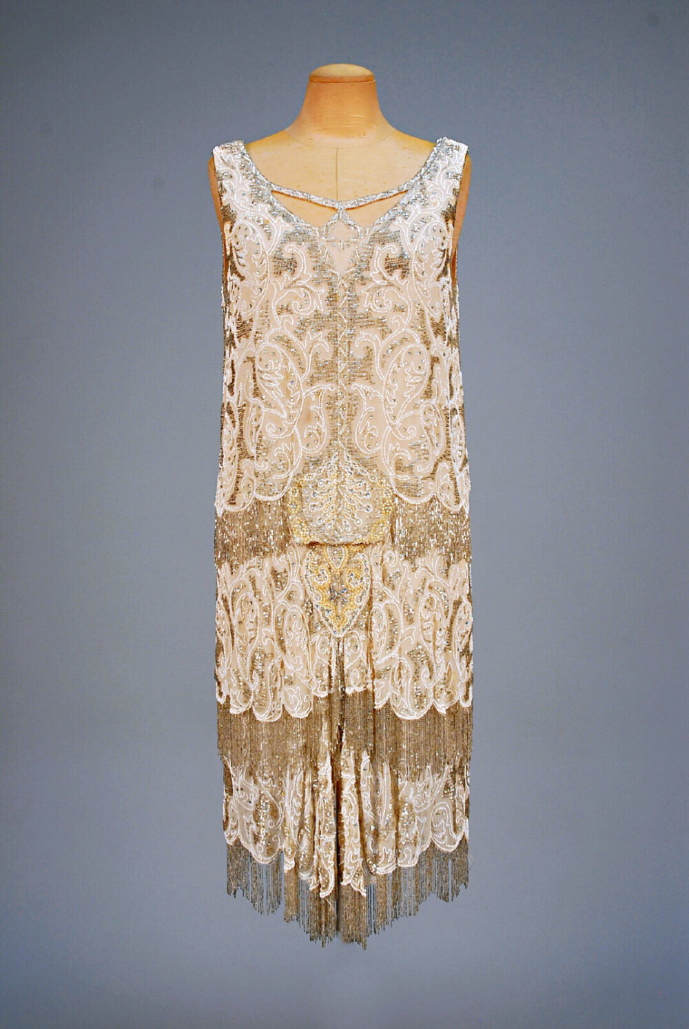 绝美flapper dress 珍珠莱茵石水晶珠在奶油色面料上组成抽象的枝叶图案 裙摆垂下珠子流苏 ​​​