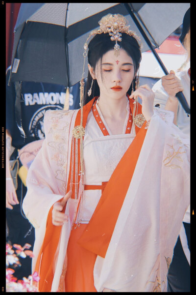 如意芳霏|鞠婧祎×傅容
cr：花铃花铃凛凛凛