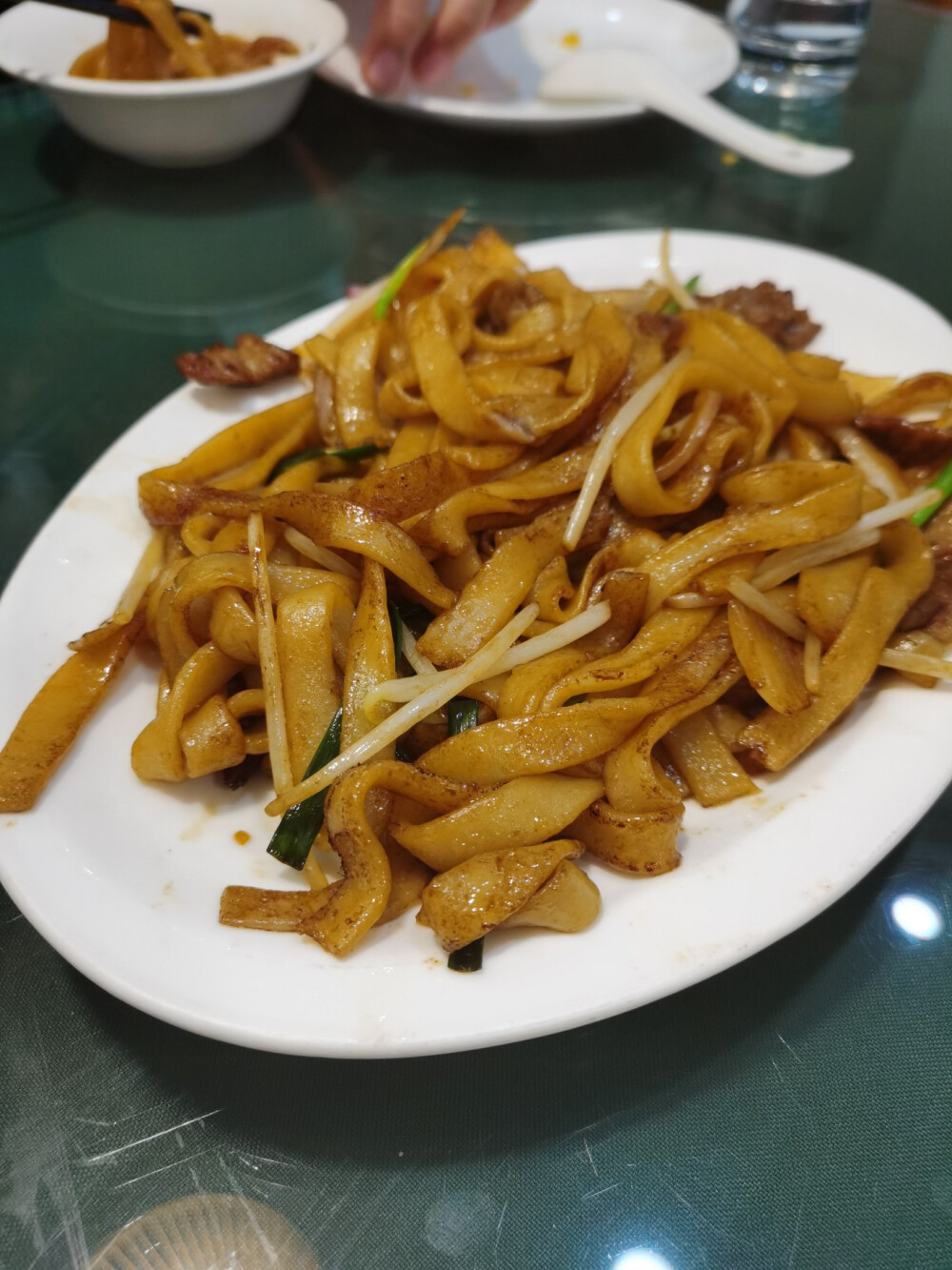 [温州鹿城区的广东仔]
一家吃广东菜的小店，味道很好。
虾饺超级鲜，里面的虾肉也很多；干炒牛河炒的非常入味，里面的牛肉很嫩；咖喱面包鸡的咖喱很浓郁，鸡肉也超级嫩，如果土豆能再软烂一些就好了；菠萝咕咾肉，肉是油炸过的，没有骨头，酥酥嫩嫩加上酸酸甜甜，是我爱的口味；菠萝包端上来是热热的，外面的酥皮是甜甜的，加上里面的黄油和软软的面包，一口下去超级幸福！