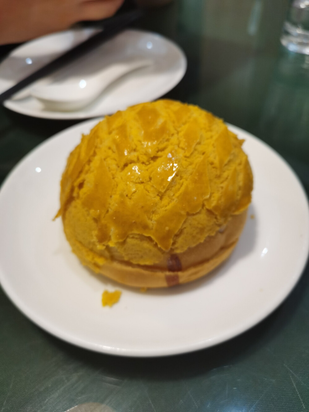 [温州鹿城区的广东仔]
一家吃广东菜的小店，味道很好。
虾饺超级鲜，里面的虾肉也很多；干炒牛河炒的非常入味，里面的牛肉很嫩；咖喱面包鸡的咖喱很浓郁，鸡肉也超级嫩，如果土豆能再软烂一些就好了；菠萝咕咾肉，肉是油炸过的，没有骨头，酥酥嫩嫩加上酸酸甜甜，是我爱的口味；菠萝包端上来是热热的，外面的酥皮是甜甜的，加上里面的黄油和软软的面包，一口下去超级幸福！