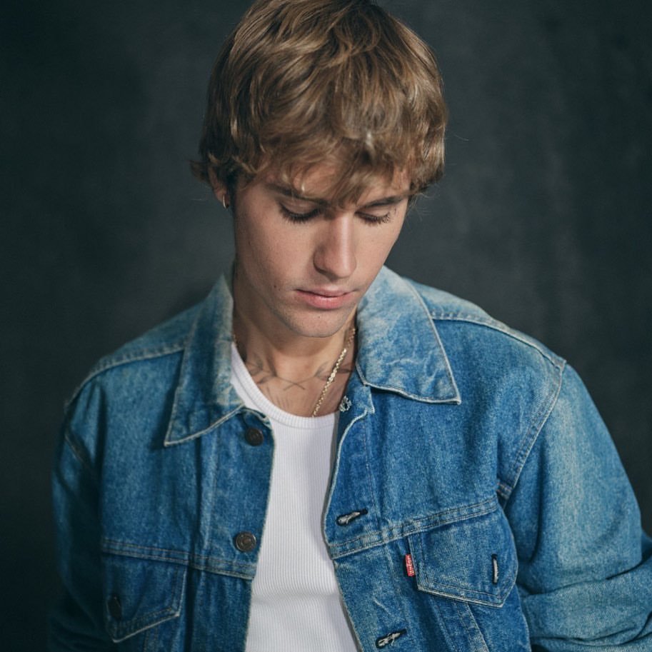 Justin Bieber
哥和嫂子 赶个末班车 今天是哥嫂领证两周年
真的太快啦！！！希望能够一直幸福下去啊
那么今日就推荐《let me love you》吧✔️
cr：欧美妖妖