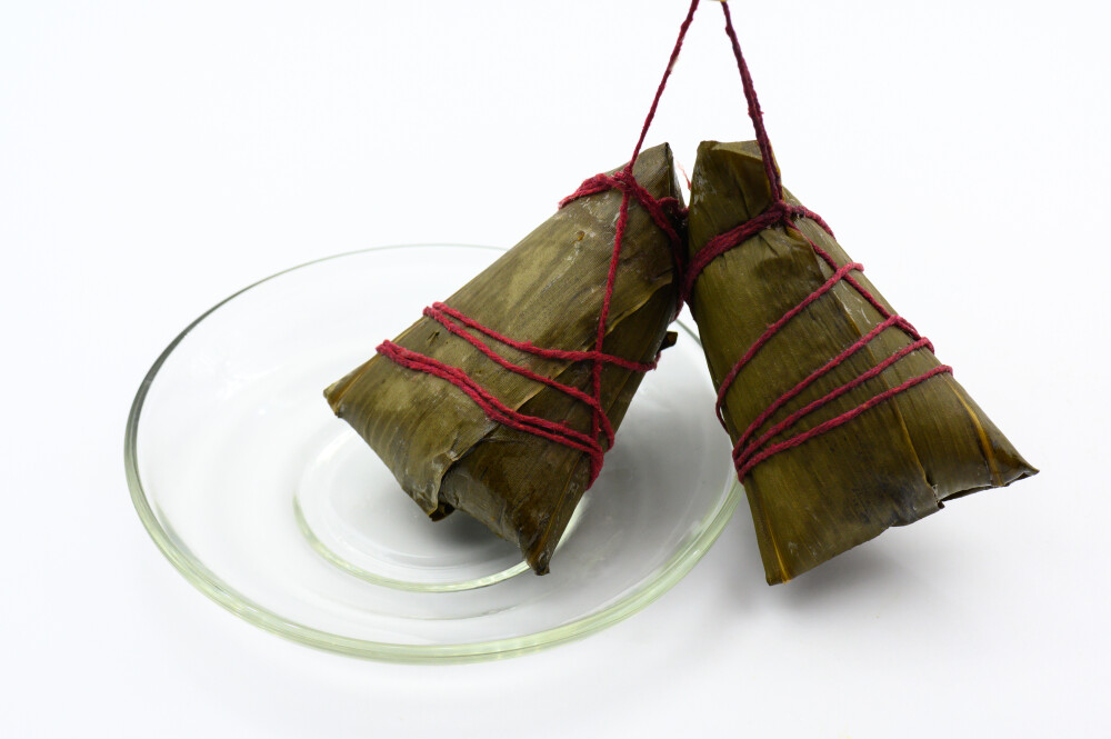 粽子 端午节 煮熟的 玻璃盘 白色背景 食物 食品 美味 甜的 中国食品 传统节日 中国节日 中国传统文化 中国传统美食 黏 软 江米 三角形 包装 叶子 竹叶 苇叶 静物 绿色 青色 糯米 枣 大枣 红枣 干枣 馅料 肉 红色 滋补 绿豆 豆类 杂粮 成熟 餐具 植物 饮食文化 营养丰富 健康食品
