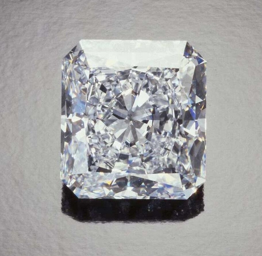 The Star of Happiness 钻石
拍场：Sotheby’s 日内瓦，1993年
成交价：1190万美元
重100.36ct，采用阶梯形切割，达到 D 色，IF 净度。