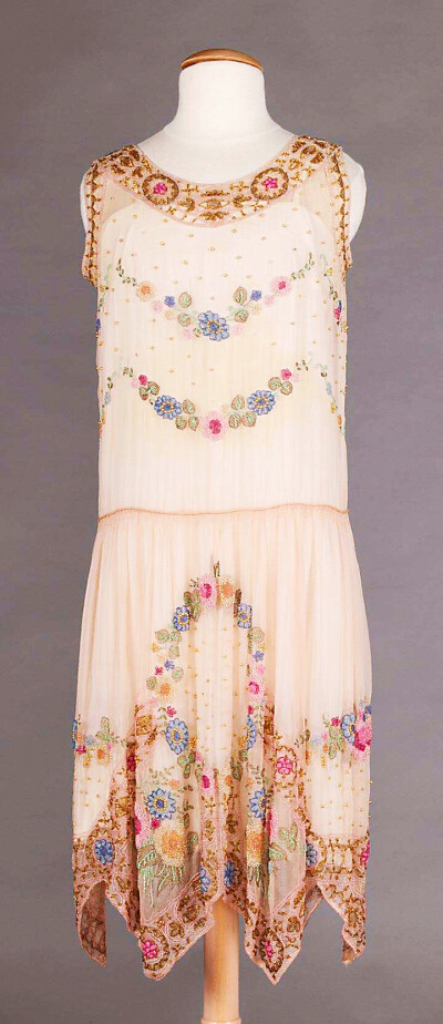 1920年代 淡粉色真丝雪纺Party dress，各色珠饰组成的花环花束图案浪漫可爱 ​​​