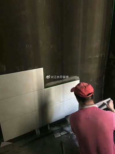 铺墙砖墙面铺贴水平与垂直取决于师傅的手艺和辅助工具的重要性，这样才能做到横平竖直，缝隙大小一致均匀。 ​​