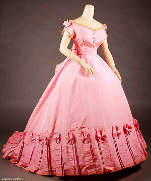1860年代粉色丝绸舞会礼服 ​​​