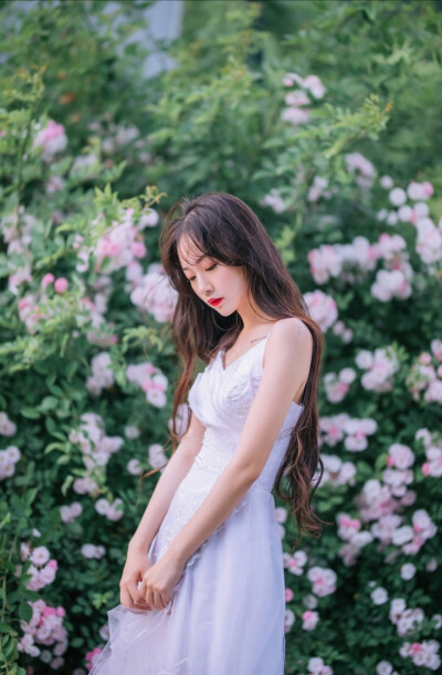 痛并甜蜜着.脏并光亮.爱却如刀割.每一首都是毒药和解药各半的糖果.你敢不敢品尝“作为一个贩卖月光和人间的人.我允许你、笑话我。” ​ ​​​