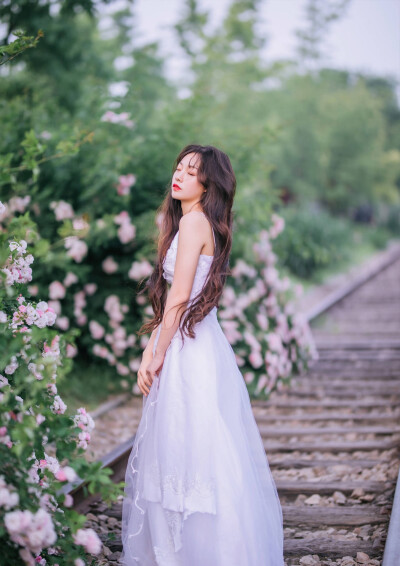 痛并甜蜜着.脏并光亮.爱却如刀割.每一首都是毒药和解药各半的糖果.你敢不敢品尝“作为一个贩卖月光和人间的人.我允许你、笑话我。” ​ ​​​