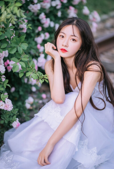 痛并甜蜜着.脏并光亮.爱却如刀割.每一首都是毒药和解药各半的糖果.你敢不敢品尝“作为一个贩卖月光和人间的人.我允许你、笑话我。” ​ ​​​