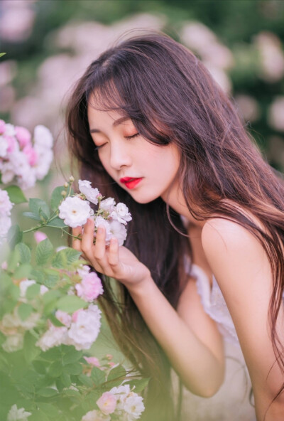 痛并甜蜜着.脏并光亮.爱却如刀割.每一首都是毒药和解药各半的糖果.你敢不敢品尝“作为一个贩卖月光和人间的人.我允许你、笑话我。” ​ ​​​