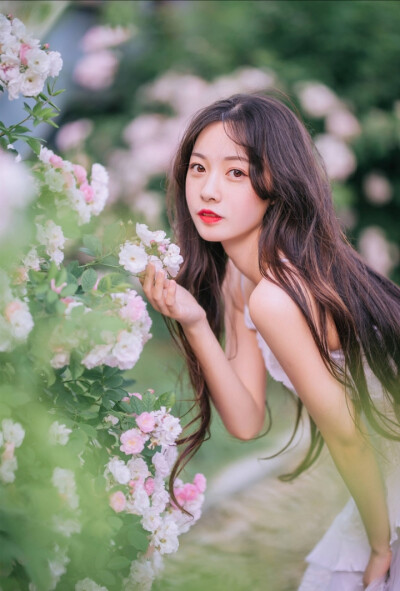 痛并甜蜜着.脏并光亮.爱却如刀割.每一首都是毒药和解药各半的糖果.你敢不敢品尝“作为一个贩卖月光和人间的人.我允许你、笑话我。” ​ ​​​