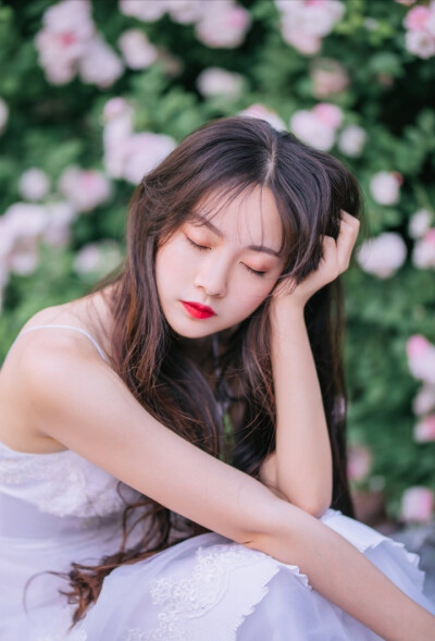 痛并甜蜜着.脏并光亮.爱却如刀割.每一首都是毒药和解药各半的糖果.你敢不敢品尝“作为一个贩卖月光和人间的人.我允许你、笑话我。” ​ ​​​