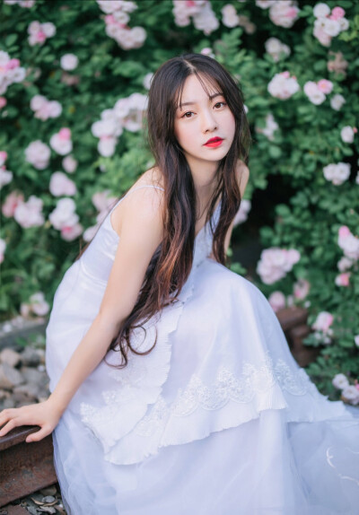 痛并甜蜜着.脏并光亮.爱却如刀割.每一首都是毒药和解药各半的糖果.你敢不敢品尝“作为一个贩卖月光和人间的人.我允许你、笑话我。” ​ ​​​