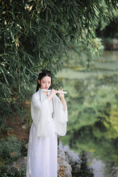 白马秋风塞上.杏花春雨江南。