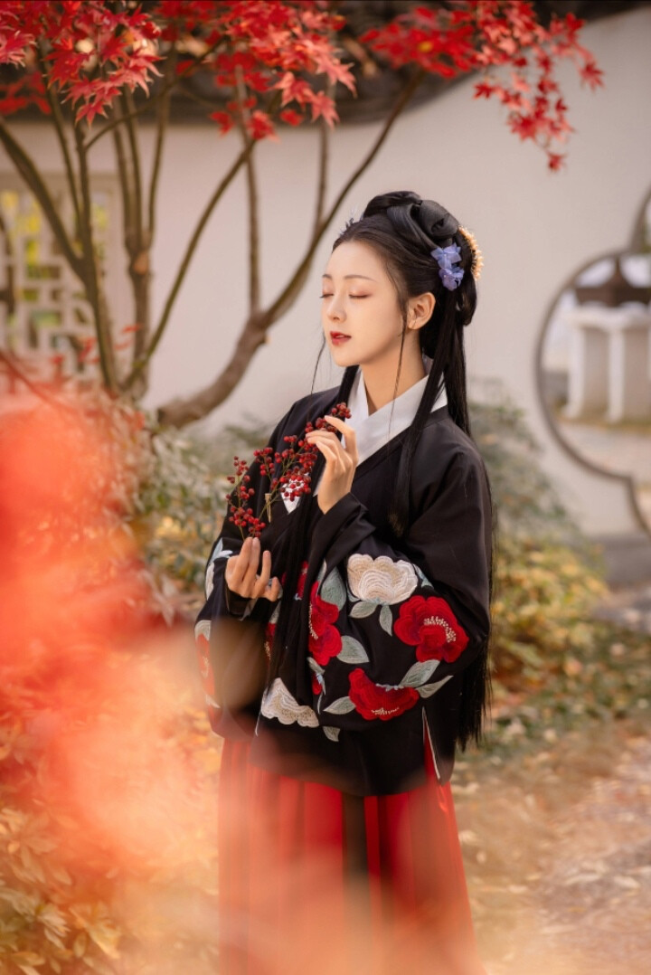 ᴵᶠ ʸᵒᵘ ˢʰᵉᵈ ᵗᵉᵃʳˢ ʷʰᵉⁿ ʸᵒᵘ ᵐⁱᵗʰᵉ ˢᵘⁿ, ʸᵒᵘ ᵃˡˢᵒ ᵐⁱᵗʰᵉ ˢᵗᵃʳˢ.
如果你因失去了太阳而流泪.那么你也失去了群星。