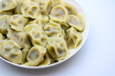 饺子 水饺 煮 熟食 煮饺子 面食 白色瓷盘 白色背景 调料 馅料 肉馅 菜馅 瓷盘 圆形 圆形瓷盘 白色 静物 概念 艺术 食品 中国 排列 特写 团圆饭 饮食 中国菜 美味 主食 春节 年夜饭 摄影 生活方式 中国文化 传统节日 …