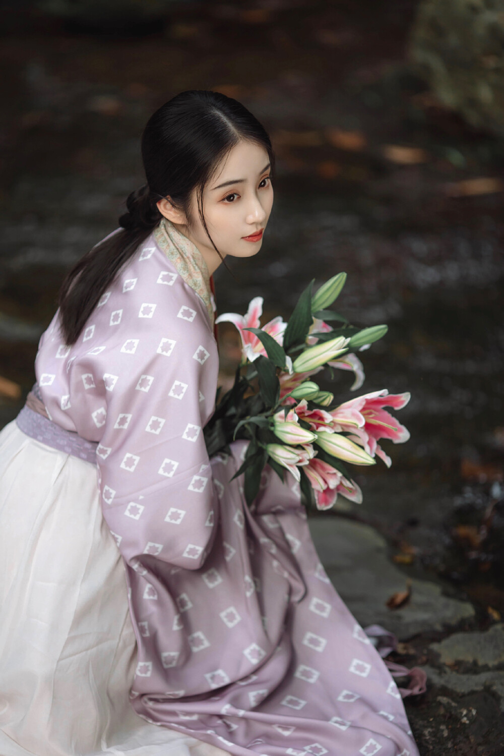 采菊东篱下，悠然见南山。