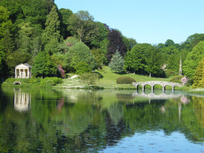 斯托海德（Stourhead）是位于英格兰威尔特郡的一片面积为1072公顷的土地，里面的大花园为1741-1780年间修建，保留着18世纪最原汁原味的英式园林风格。花园里的阿波罗神庙和万神殿颇有古希腊遗风，与周围的森林浑然天…