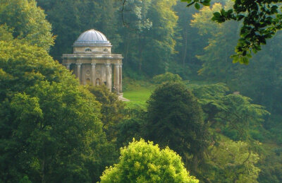 斯托海德（Stourhead）是位于英格兰威尔特郡的一片面积为1072公顷的土地，里面的大花园为1741-1780年间修建，保留着18世纪最原汁原味的英式园林风格。花园里的阿波罗神庙和万神殿颇有古希腊遗风，与周围的森林浑然天…