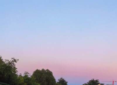 旁晚落日的对面，是粉红色的渐变色天空～