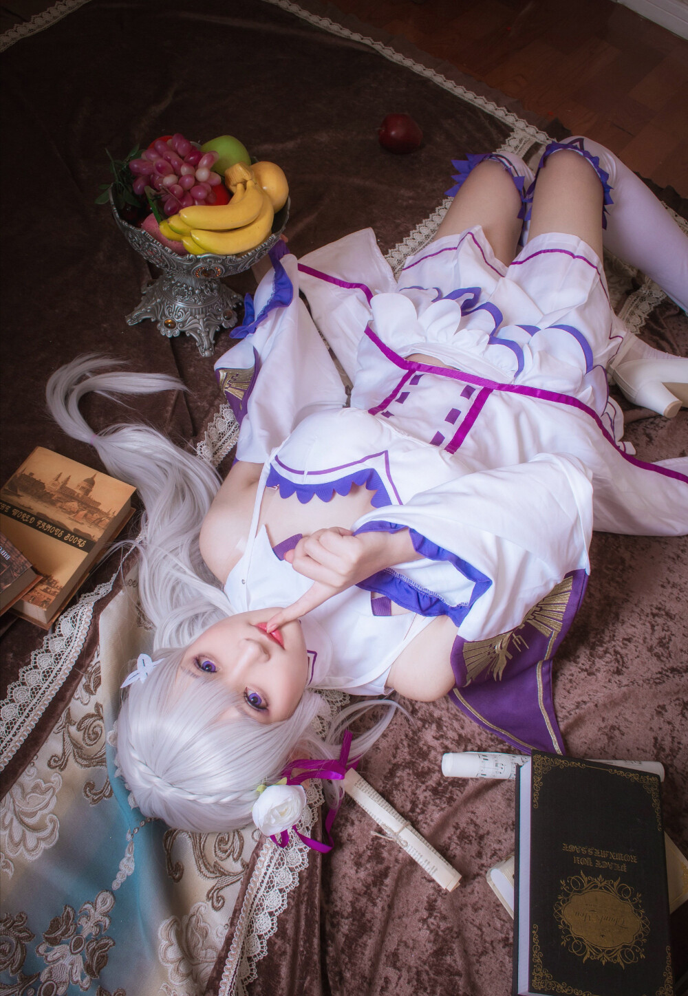 Re0艾米莉娅神级还原，平躺白毛散落在地，笑容甜美温柔可人