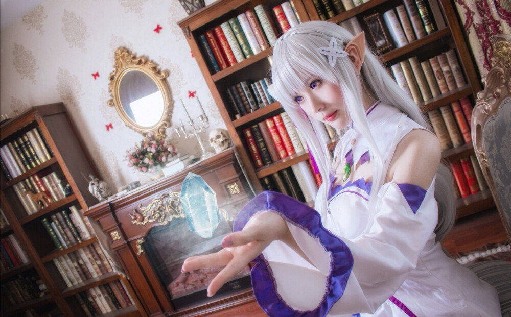 Re0艾米莉娅神级还原，平躺白毛散落在地，笑容甜美温柔可人