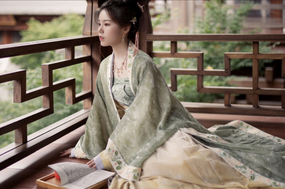 怀吉有光才有影子.光没了.影子也灭了。