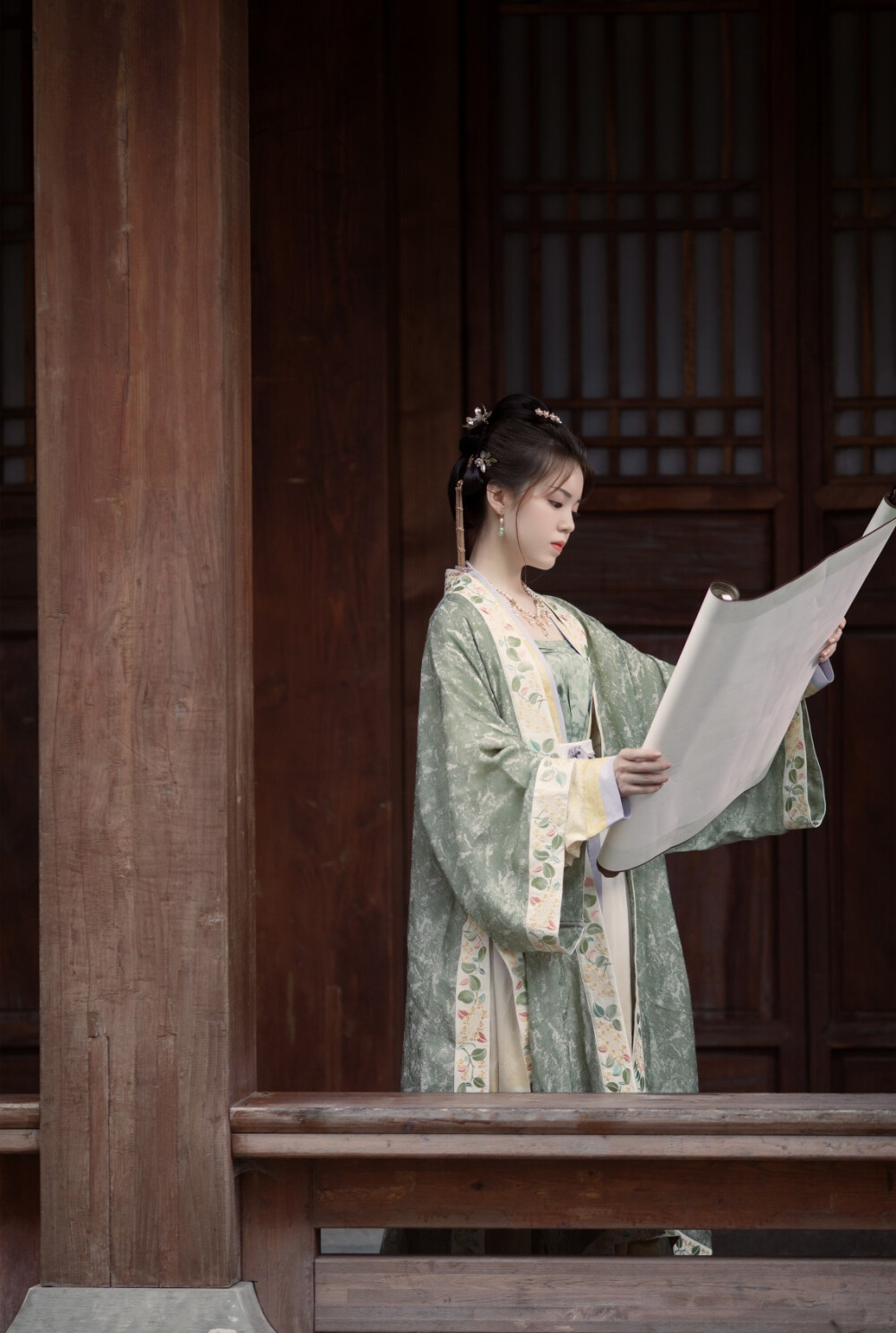 怀吉有光才有影子.光没了.影子也灭了。